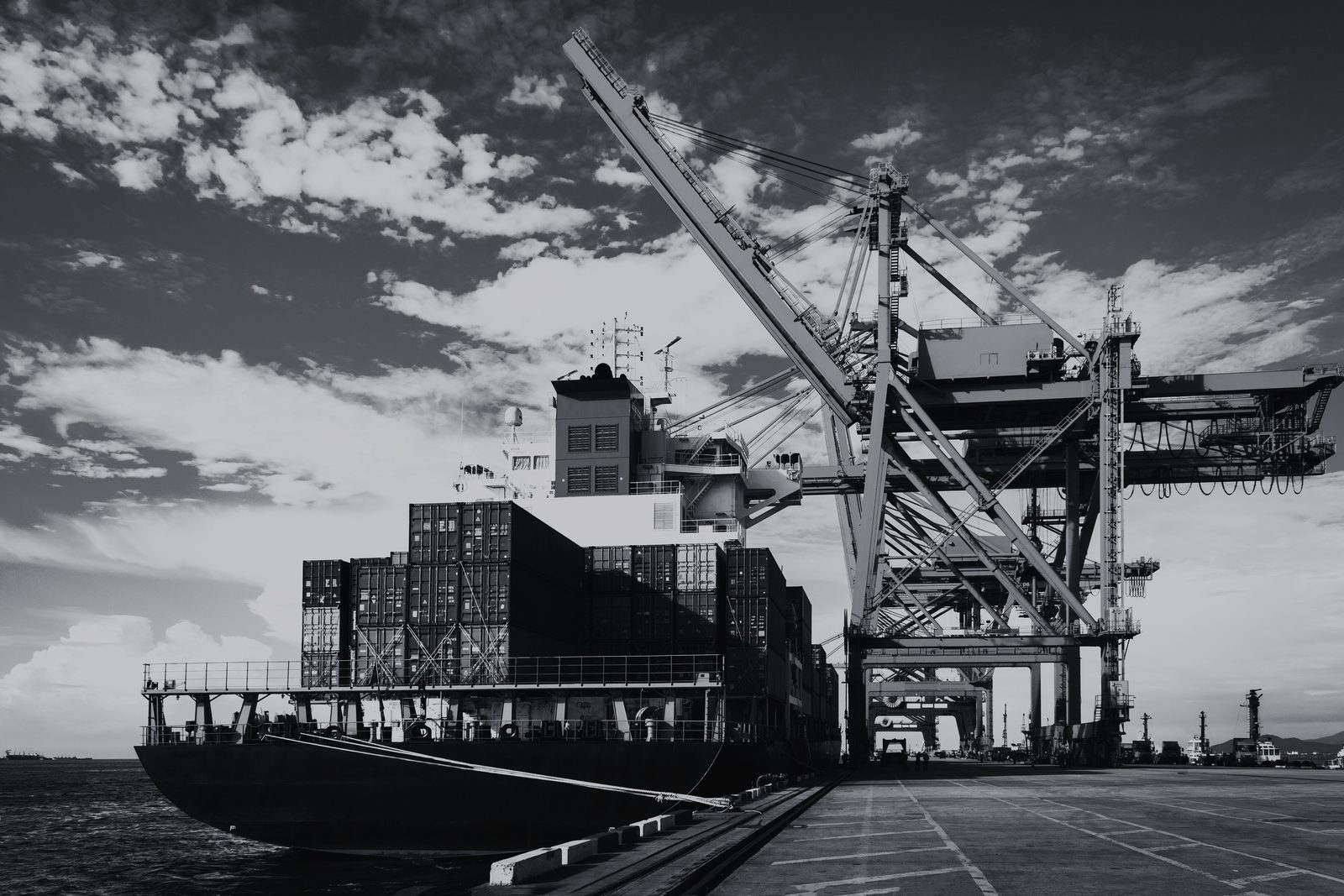 Porte-conteneurs et portiques de manutention sur un terminal portuaire