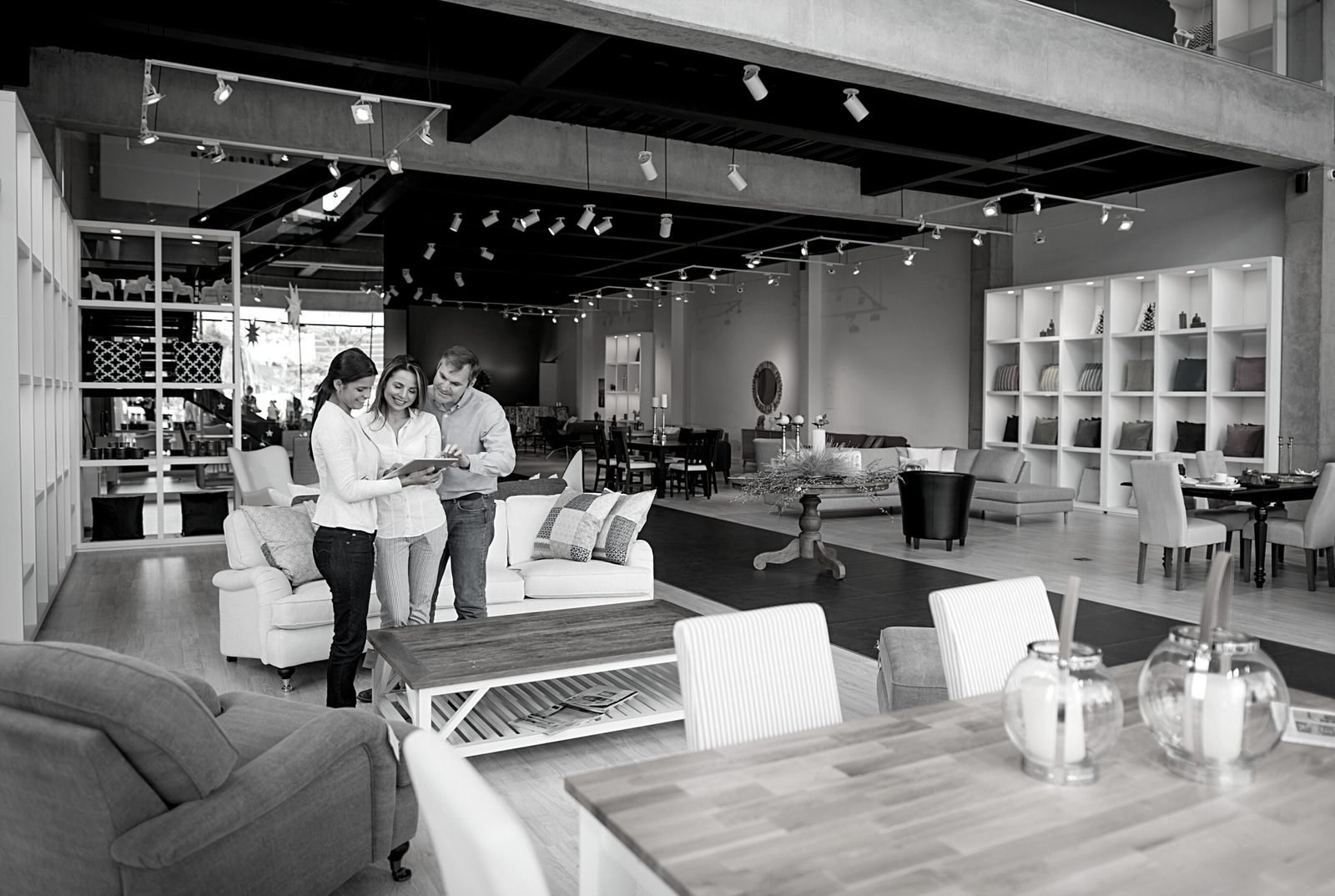 Showroom de mobilier avec agencements en panneaux mélaminés