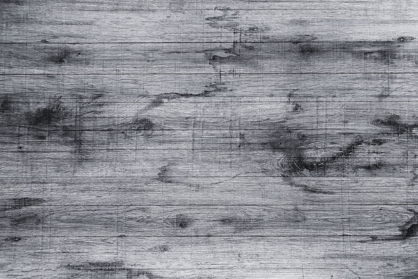 Gros plan sur la surface d’un panneau mélaminé décor bois